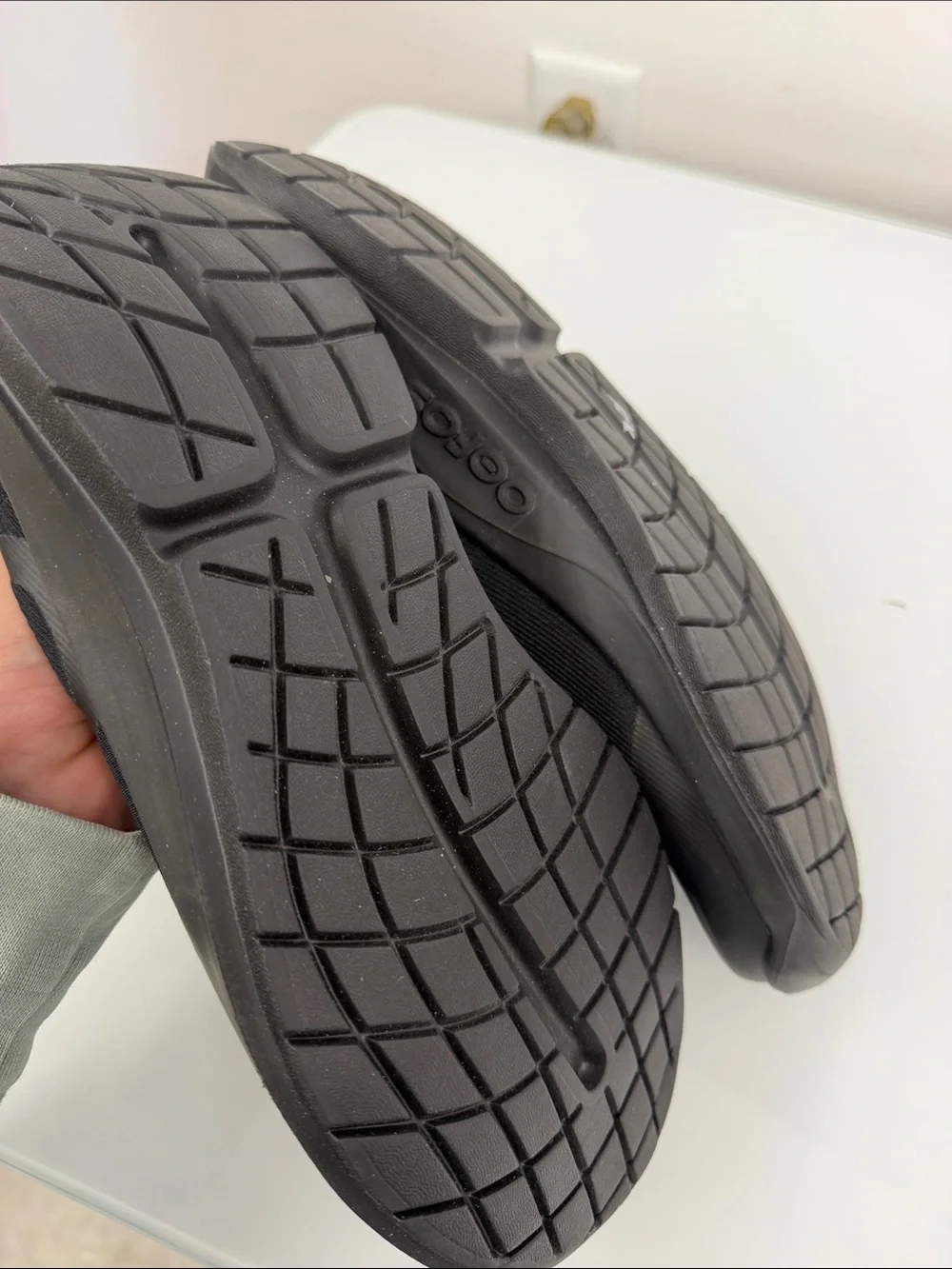 NEW OOFOS men's oomg sport low in black 11.5